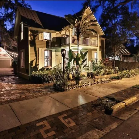 Private Luxury Cottage Close To Downtown